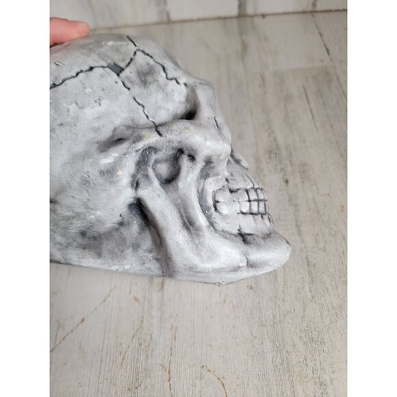 Ceramic skull tea light candle holder Halloween home decor - Picture 9 of 10